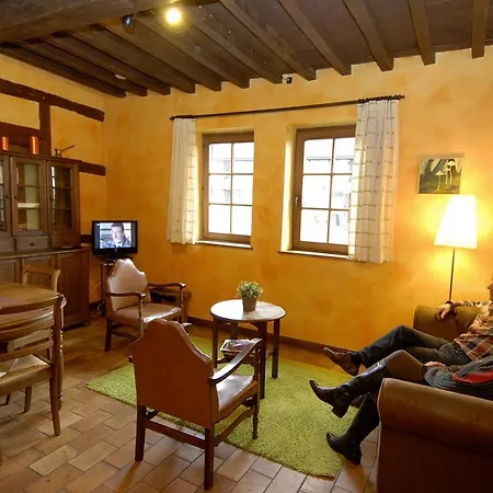 Ferme De Leuze Rustieke Nabij Durbuy, Eigen Laadpalen 住宿加早餐酒店 2*